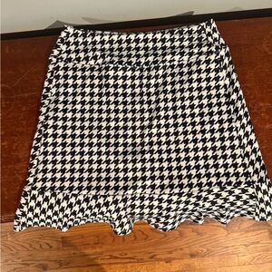 Stylish Black and White Houndstooth Skirt